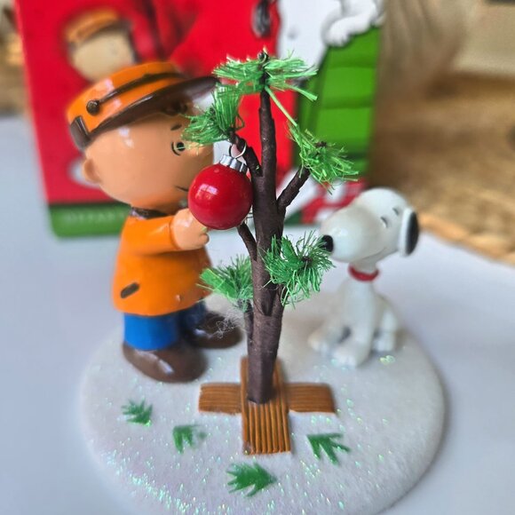 Peanuts "The Perfect Tree" Figurine By Department 56 Snoopy and Charlie Brown - Picture 1 of 8